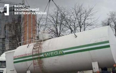 Нелегальну АЗС з фальсифікованим пальним викрили на Івано-Франківщині: вилучено понад 250 тисяч гривень