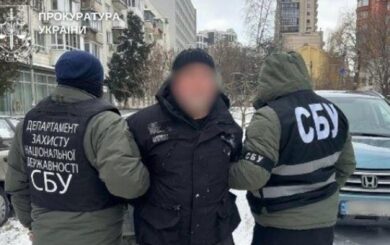 У Києві викрили незаконний продаж зброї: підозрюваний зберігав арсенал у лікарні, де працював