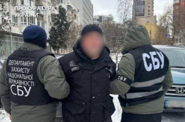 У Києві викрили незаконний продаж зброї: підозрюваний зберігав арсенал у лікарні, де працював