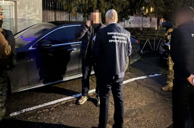 Суд арестовал на квартиры, землю и авто депутата горсовета Ужгорода
