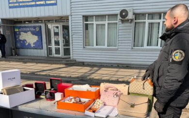 Gucci, Chanel, Cartier: на кордоні водій автобуса не задекларував коштовності на мільйони