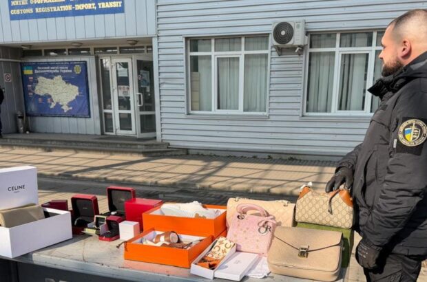Gucci, Chanel, Cartier: на границе водитель автобуса не задекларировал драгоценности на миллионы