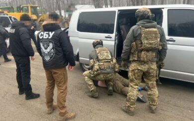 Оружие, взрывчатка и фальшивые документы: правоохранители разоблачили киевлянина в Хмельницкой области