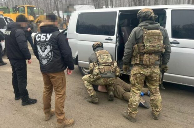 Зброя, вибухівка і фальшиві документи: правоохоронці викрили киянина на Хмельниччині