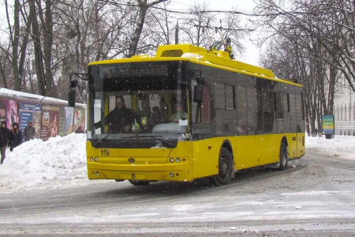 На лівому березі Києва зупинили електротранспорт: замість нього курсують автобуси