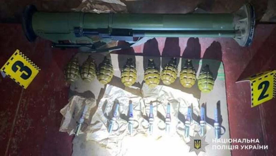 Зброя в багажнику: біля Хмельницького затримали чоловіка з гранатами та гранатометом