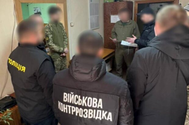 На Прикарпатье задержан инспектор ТЦК: за $900 обещал »решить вопрос» с документами