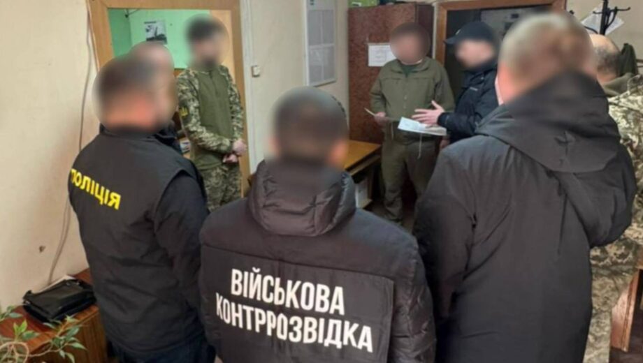 На Прикарпатье задержан инспектор ТЦК: за $900 обещал »решить вопрос» с документами