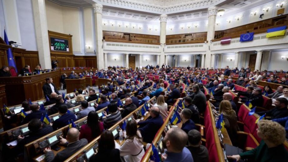 Парламентська криза: 17 ”слуг народу” написали заяви на складання мандату