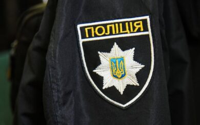 Конфлікт із поліцією та втручання громадян: на дорозі затримали чоловіка в розшуку