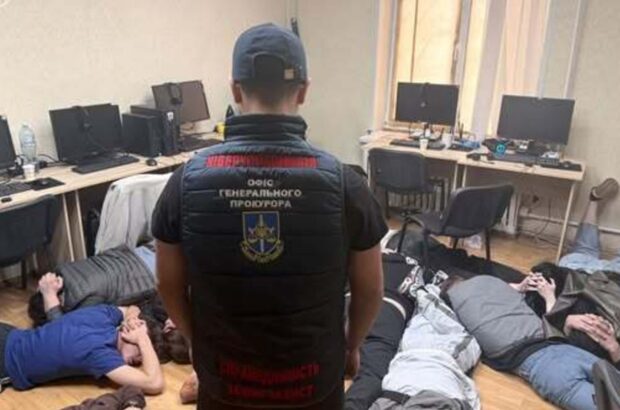 Псевдоромантика і фейкові інвестиції: у Дніпрі накрили мережу шахрайських кол-центрів