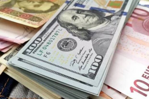 Курс валют на вихідні змінився: скільки коштують долар та євро