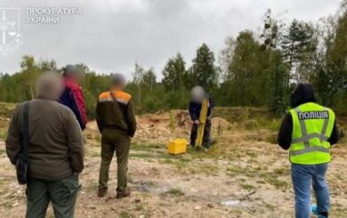 Теневая добыча на Житомирщине: трем мужчинам инкриминируют ущерб окружающей среде более 16 млн грн