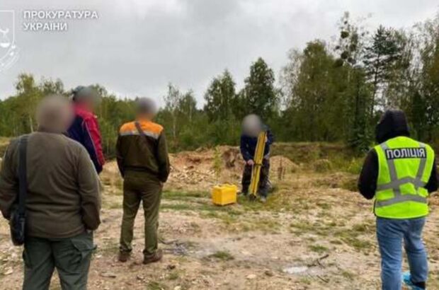Теневая добыча на Житомирщине: трем мужчинам инкриминируют ущерб окружающей среде более 16 млн грн