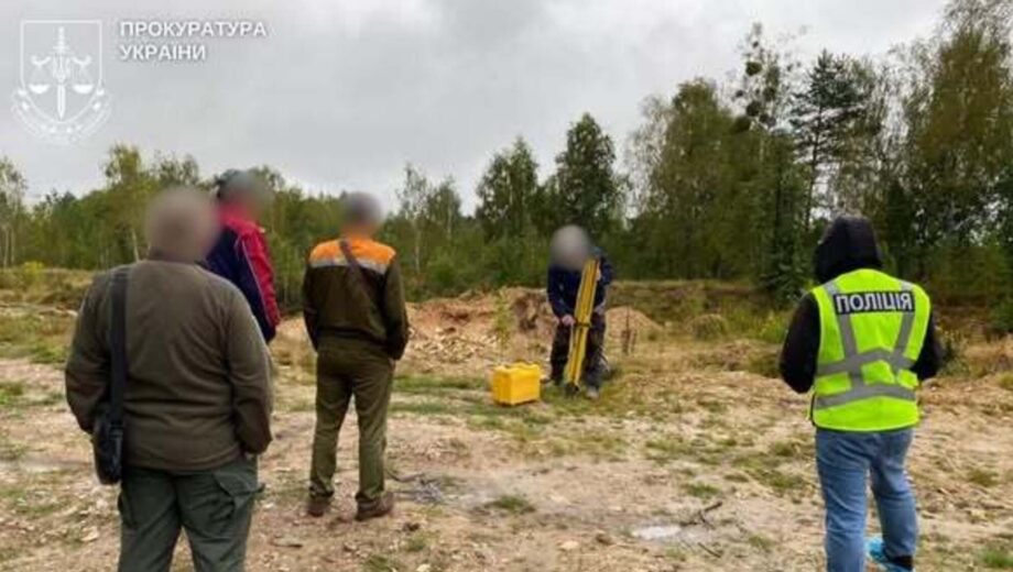 Теневая добыча на Житомирщине: трем мужчинам инкриминируют ущерб окружающей среде более 16 млн грн