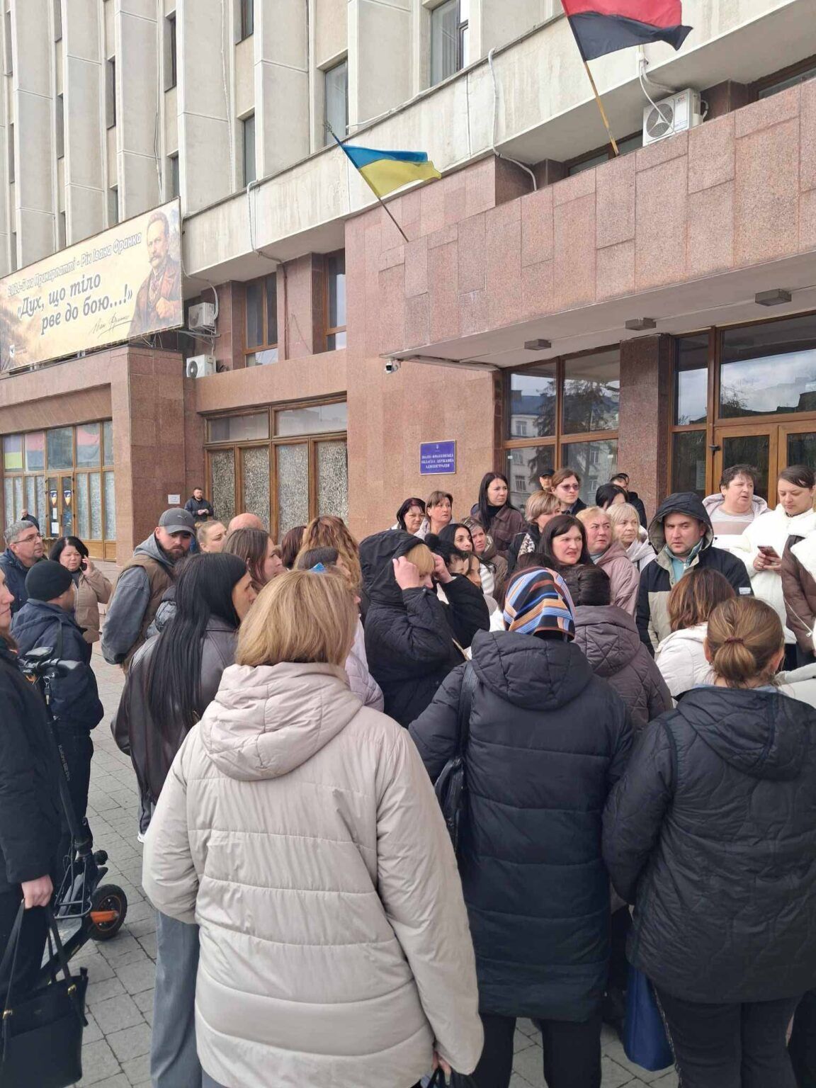 Конфликт в Манявском лицее: увольнение директора и протесты педагогов