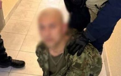 В Киеве мужчина разгуливал с автоматом в жилом комплексе: его задержала полиция