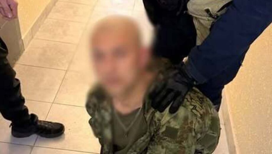 В Киеве мужчина разгуливал с автоматом в жилом комплексе: его задержала полиция