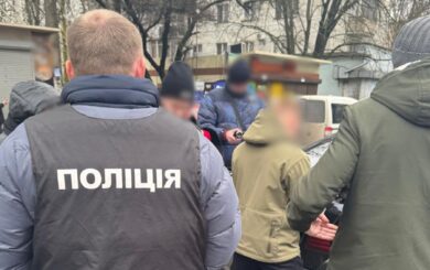 Продавець повісток: на Одещині військового викрили на хабарі у тисячу доларів