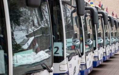 Зеленський підписав закон, що дозволяє громадам офіційно використовувати гуманітарний транспорт