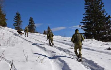 У горах поблизу кордону виявили тіло людини без ознак життя