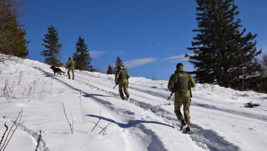 У горах поблизу кордону виявили тіло людини без ознак життя