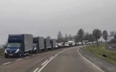 Польские фермеры заблокировали грузовик с автомобилями для ВСУ, отправив водителя в 18-километровую очередь