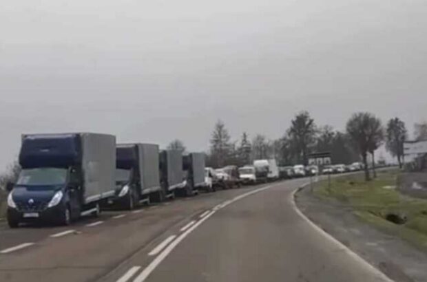 Польські фермери заблокували вантажівку з автомобілями для ЗСУ, відправивши водія до 18-кілометрової черги