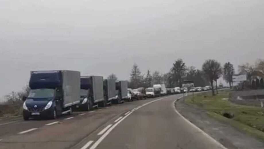 Польські фермери заблокували вантажівку з автомобілями для ЗСУ, відправивши водія до 18-кілометрової черги