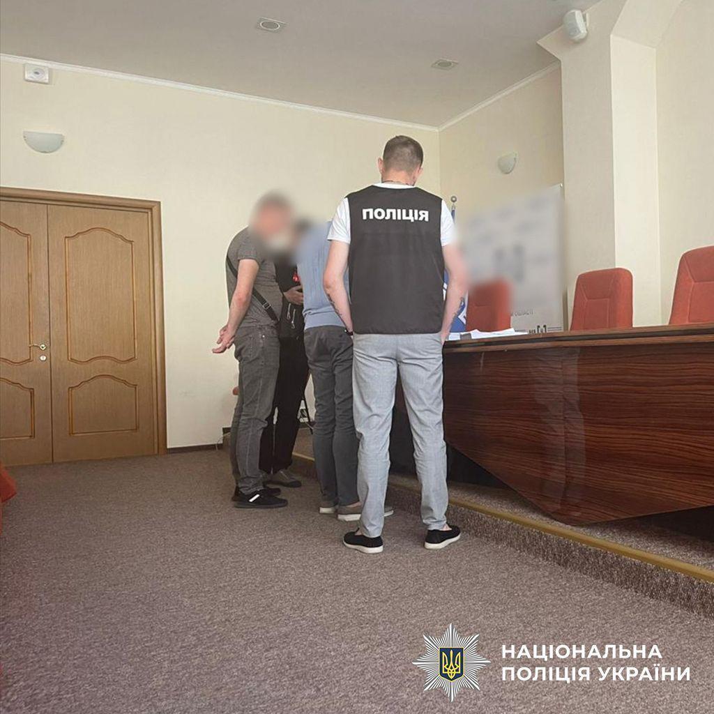 Привласнення 14 млн грн на закупівлях укриттів на Київщині
