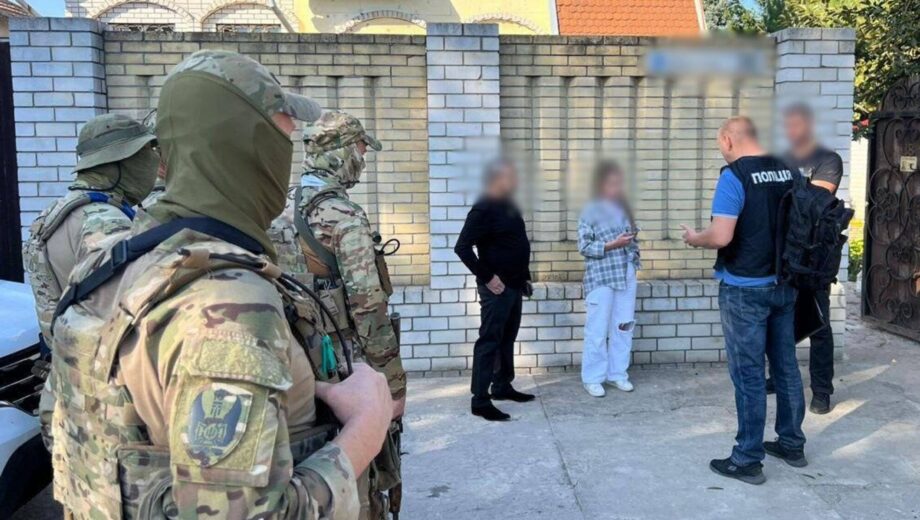 У Києві судитимуть адвоката та його ОЗГ: за $12 тисяч підробляли документи для втечі за кордон