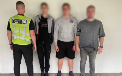 У Києві затримали юнаків, які підпалили авто військового