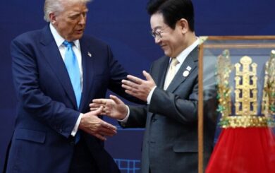 Лидер Южной Кореи подарил Трампу золотую корону