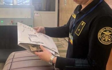 У потязі Чоп – Прага митники знайшли у киянки старовинні листівки із зображенням Гітлера