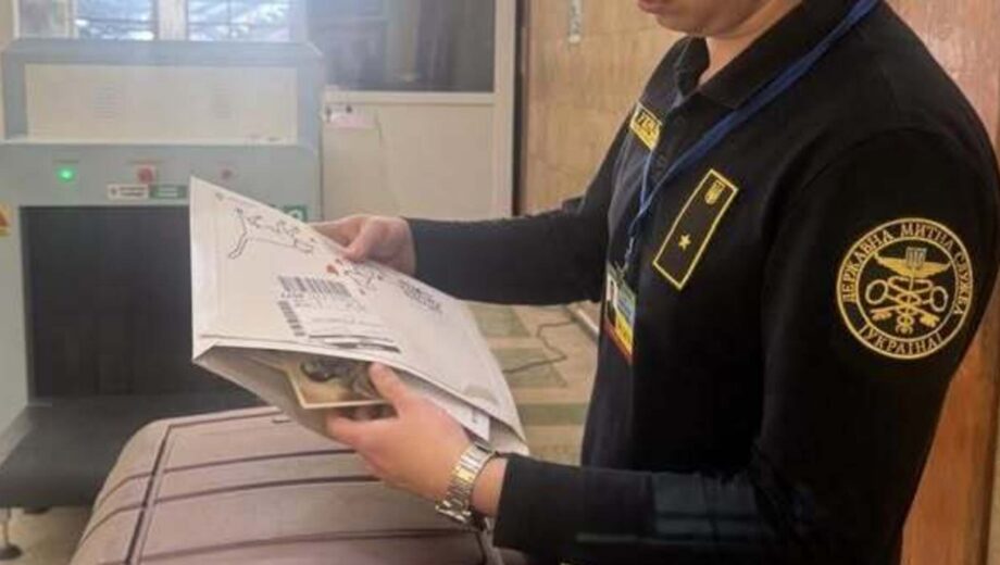 У потязі Чоп – Прага митники знайшли у киянки старовинні листівки із зображенням Гітлера
