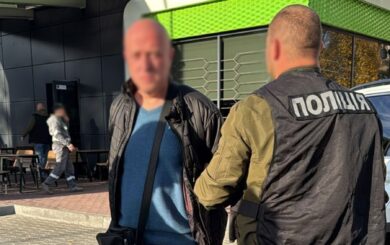 ”Відмазати” від армії та влаштувати в СБУ за тисячі доларів: в Одесі викрили шахрая
