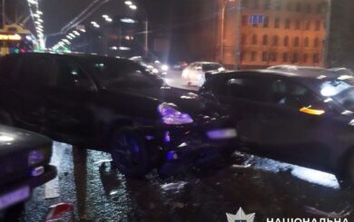 У Києві водій Porsche напав на свідків ДТП та побив пасажирку з іншої машини