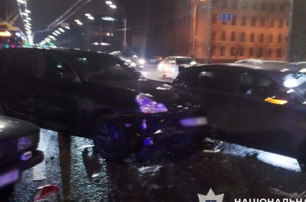 У Києві водій Porsche напав на свідків ДТП та побив пасажирку з іншої машини