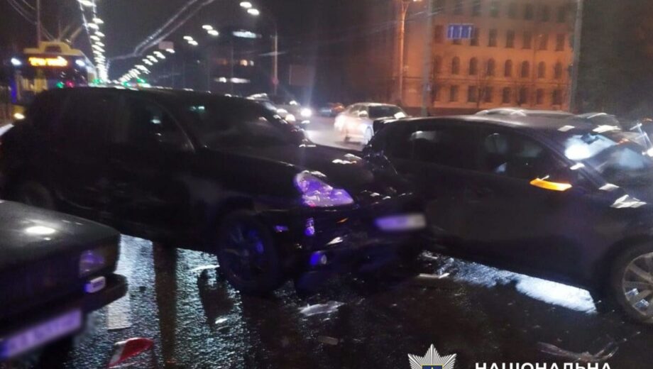 У Києві водій Porsche напав на свідків ДТП та побив пасажирку з іншої машини