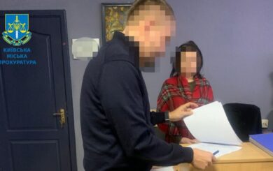 Начальника управления образования Святошинской РГА подозревают в злоупотреблении властью