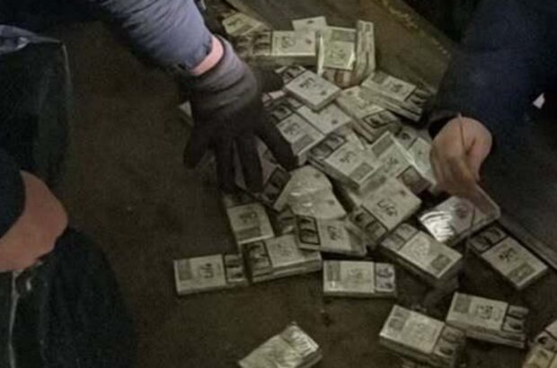 Во Львовской области разоблачили мужчину, который спрятал более тысячи пачек контрафактных сигарет в прицепе для вывоза за границу