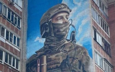 В Підмосков’ї до 9 травня намалювали мурал із бійцем ”Азову”