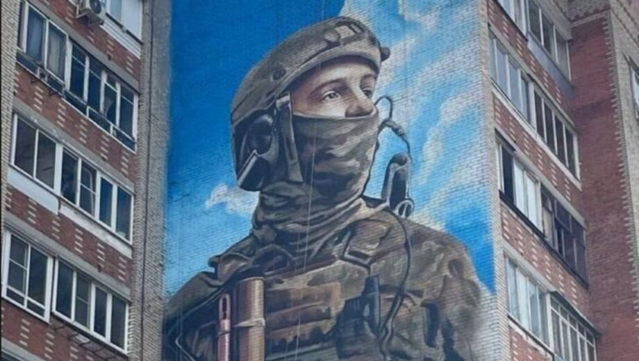 В Подмосковье к 9 мая нарисовали мурал с бойцом »Азова»