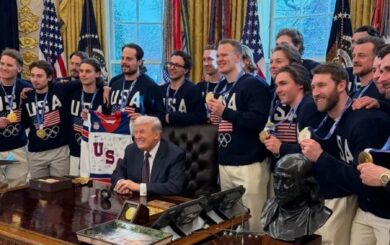 Трамп примерил золотую медаль олимпийских чемпионов и пошутил, что не вернет ее