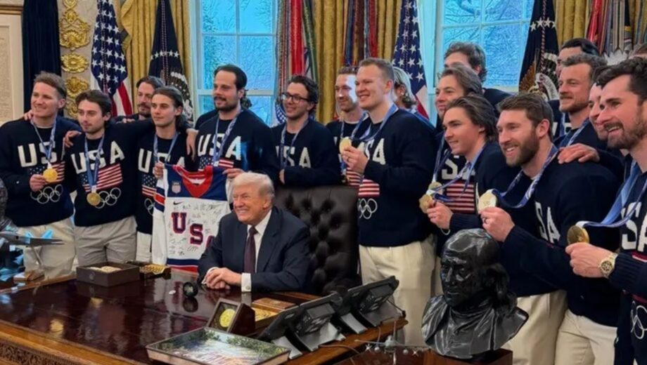 Трамп примерил золотую медаль олимпийских чемпионов и пошутил, что не вернет ее