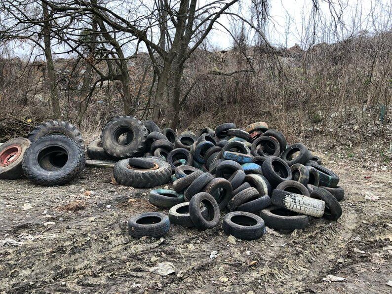 Скандал в Киеве: земельный участок ''Киевавтодора'' в Соломенском районе превратили в свалку (фото)