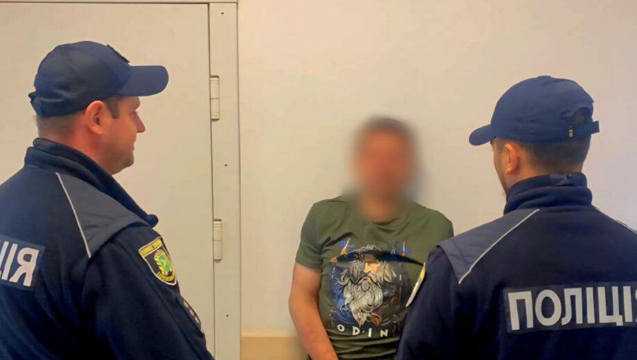 У Чугуєві чоловік напав на пенсіонерку та поліцейських: його затримали