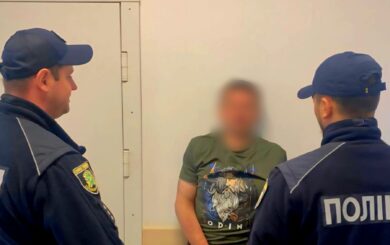 В Чугуеве мужчина напал на пенсионерку и полицейских: его задержали