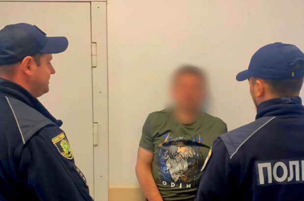 В Чугуеве мужчина напал на пенсионерку и полицейских: его задержали