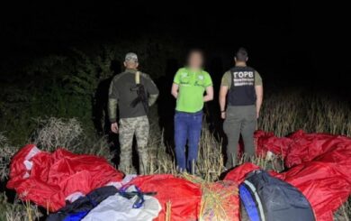 »На крыльях мечты»: хмельниччанин хотел долететь до Молдовы на параплане, но »приземлился» у пограничников